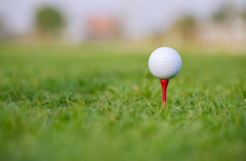 Piłki golfowe dla początkujących często charakteryzują się większą wybaczalnością i miększym odczuciem, podczas gdy piłki dla zaawansowanych oferują precyzję, kontrolę i dłuższe odległości.