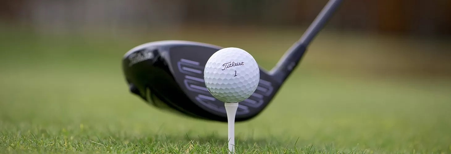 Výběr správné komprese golfového míčku závisí na individuálních preferencích, dovednostech, síle úderu a podmínkách golfového hřiště.